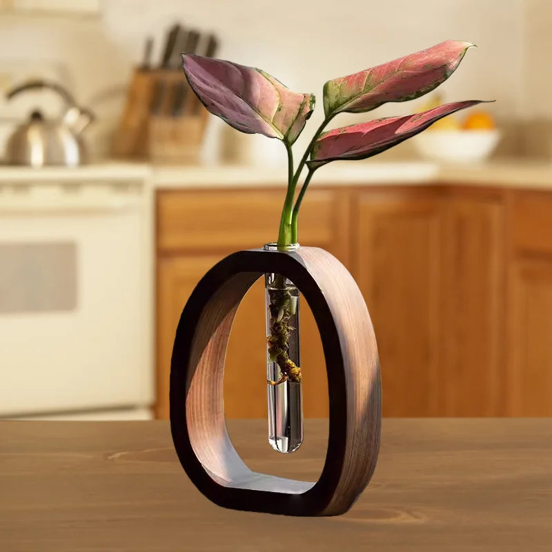 Florero en madera con jarrón de vidrio y flores