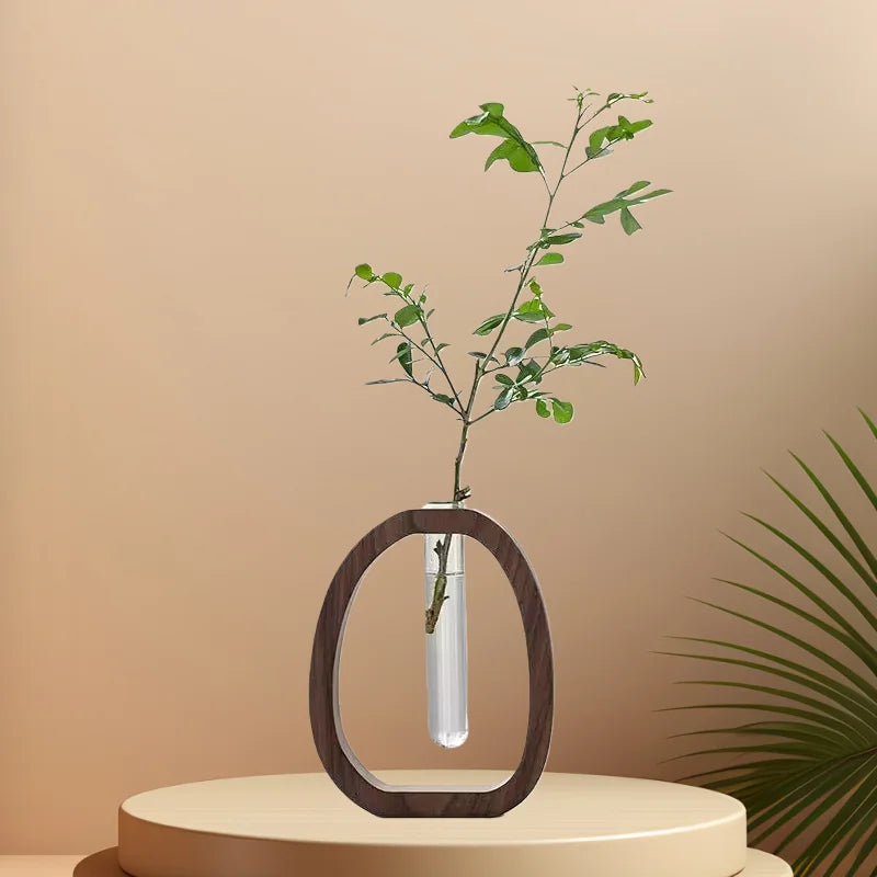 Florero en madera con jarrón de vidrio y flores