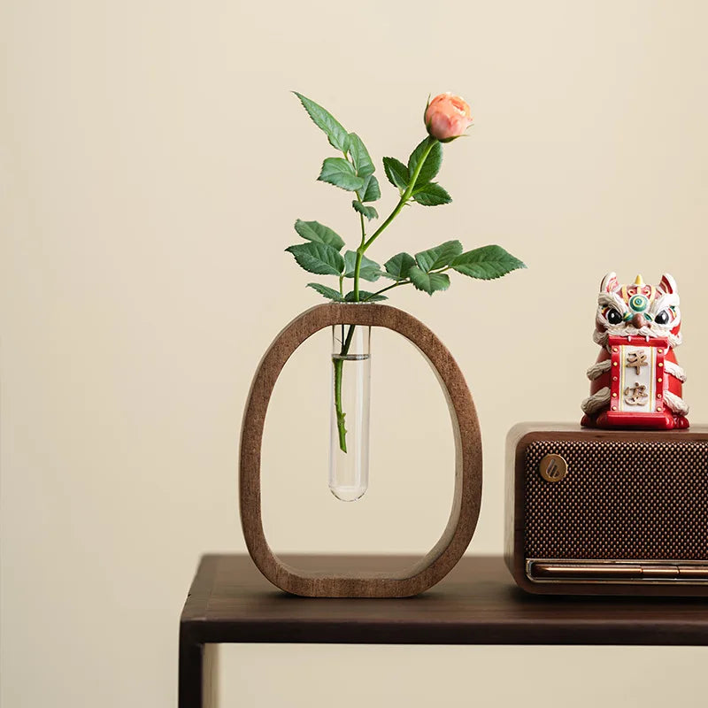 Florero en madera con jarrón de vidrio y flores